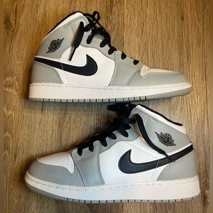 Women’s/Boys Jordan 1s Mid Top